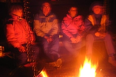 Lagerfeuer im Wintercamp des Jugendwerk DRIWA