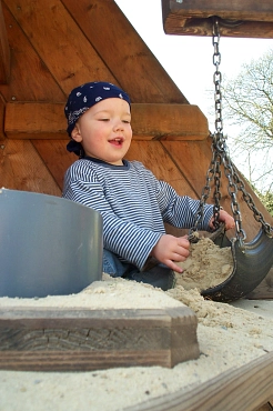 spielendes Kind auf einem Kinderspielplatz © Rüdiger Pieck