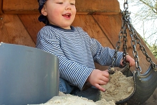 spielendes Kind auf einem Kinderspielplatz